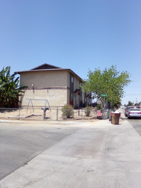 1234 Quincy St in Bakersfield, CA - Foto de edificio - Building Photo