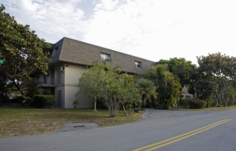 Palm Plaza Apartments in South Miami, FL - Building Photo - Building Photo