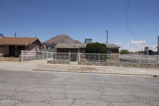 2529 Jackson Ave in El Paso, TX - Building Photo - Building Photo