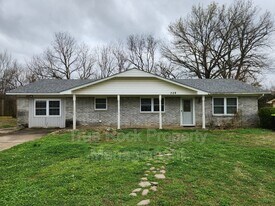 729 E 22nd St in Ada, OK - Building Photo