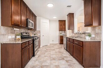 1195 Quarterhorse Dr in Alvin, TX - Foto de edificio - Building Photo