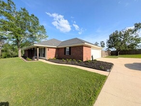 531 Pine Hills Dr in Calhoun, LA - Foto de edificio - Building Photo