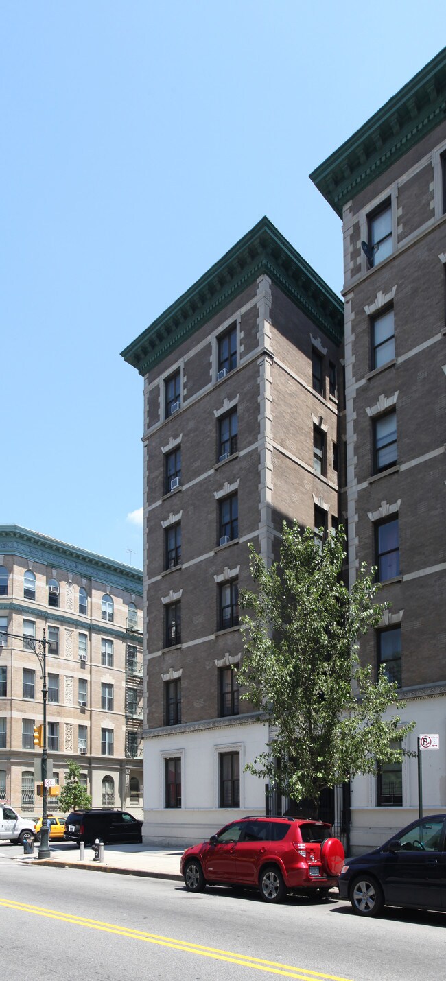 320 Manhattan Ave in New York, NY - Building Photo - Building Photo