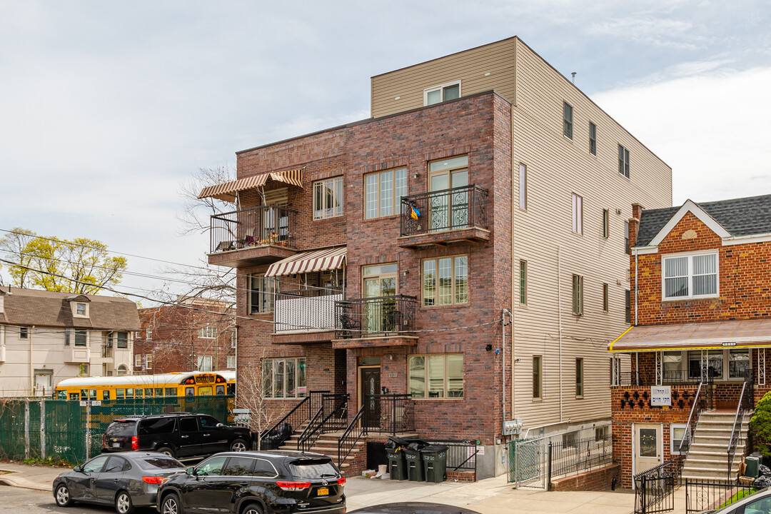 5207 20th Ave in Brooklyn, NY - Building Photo