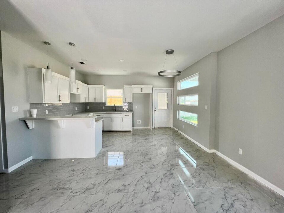 3309 S McColl Rd, Unit 2 in Edinburg, TX - Building Photo