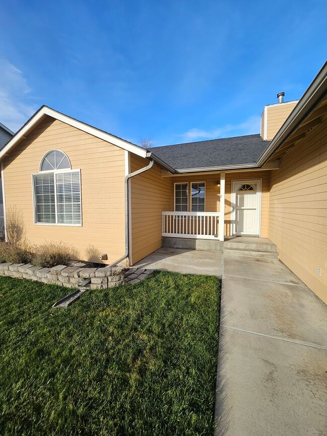 1346 E Sandpiper Cir in Moses Lake, WA - Building Photo - Building Photo