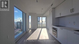 88 Queen St E in Toronto, ON - Building Photo