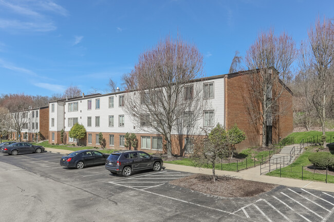 Mifflin Estates in West Mifflin, PA - Building Photo - Primary Photo