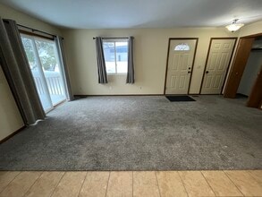 633 Airway Dr in Allegan, MI - Foto de edificio - Building Photo