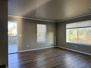 12 Lake Louise Dr SW in Tacoma, WA - Building Photo - Building Photo