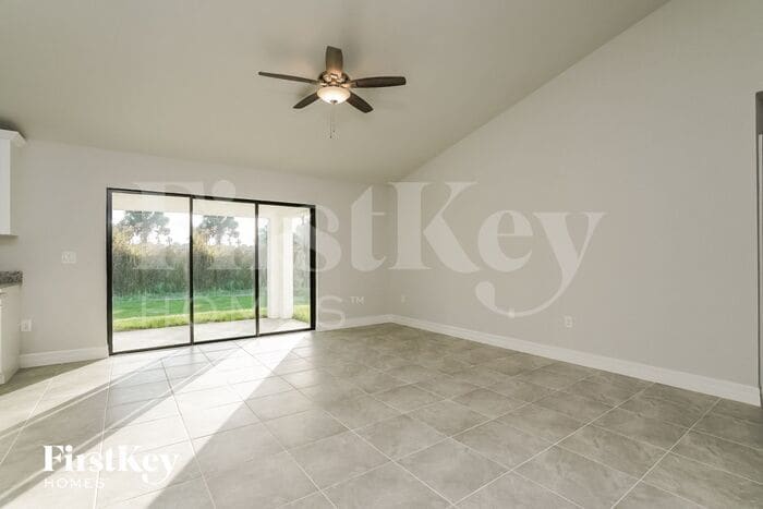 604 Henry Ave in Lehigh Acres, FL - Foto de edificio