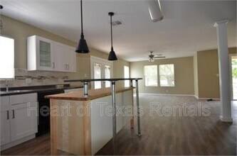 215 Parsons Ln in China Spring, TX - Foto de edificio - Building Photo