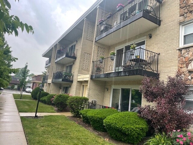 6587 N Northwest Hwy in Chicago, IL - Building Photo