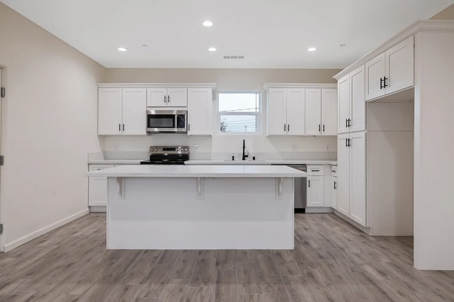 601 E 10th St in Hanford, CA - Building Photo - Building Photo