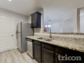 7007 Capeshaw in San Antonio, TX - Foto de edificio - Building Photo