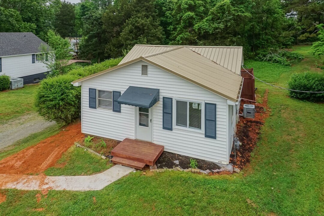 4046 S Church St in Burlington, NC - Building Photo