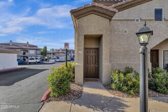 3236 E Chandler Blvd in Phoenix, AZ - Foto de edificio - Building Photo