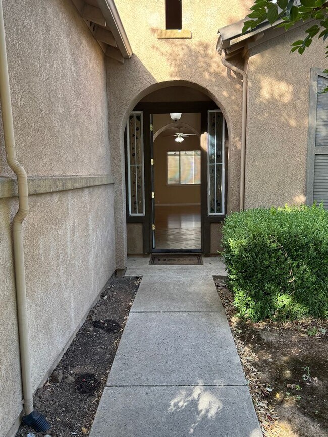 8259 Lauffer Way in Elk Grove, CA - Building Photo - Building Photo