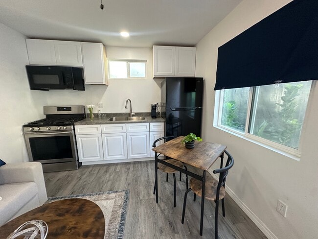 14724 Huston St in Los Angeles, CA - Building Photo - Building Photo
