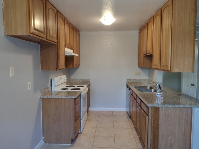 220 Floyd Ave, Unit A in Modesto, CA - Building Photo - Building Photo