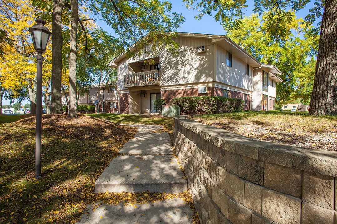 Walnut Grove Apartments in Waukesha, WI - Building Photo