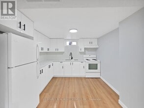 6 Jasmin Crescent in St Catharines, ON - Building Photo - Building Photo