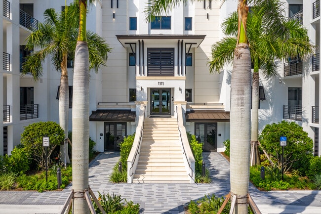 Eleven Eleven Central in Naples, FL - Foto de edificio - Building Photo