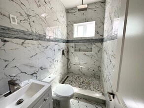 2433 Creekhollow Ln in Davis, CA - Foto de edificio - Building Photo