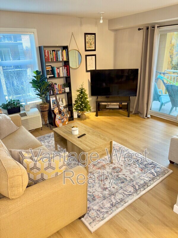 571-571 Yates Rd in Kelowna, BC - Building Photo - Building Photo