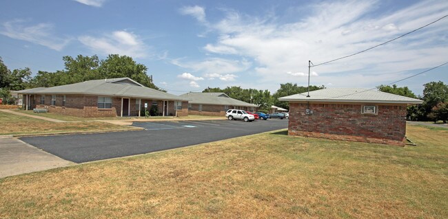 Pilot Point Apartments in Pilot Point, TX - Foto de edificio - Building Photo