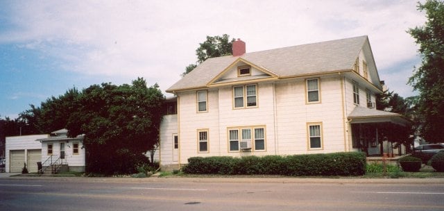 320 W 2nd Ave in Mitchell, SD - Foto de edificio