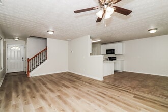 124 Silver Fox Trail in Dallas, GA - Foto de edificio - Building Photo