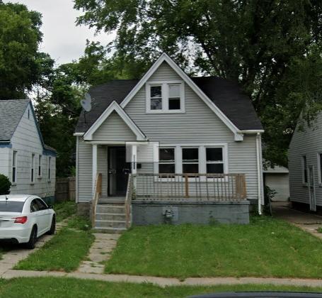 property at 13522 Glastonbury Ave