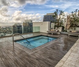 1010 Brickell Ave, Unit 2109 in Miami, FL - Foto de edificio - Building Photo