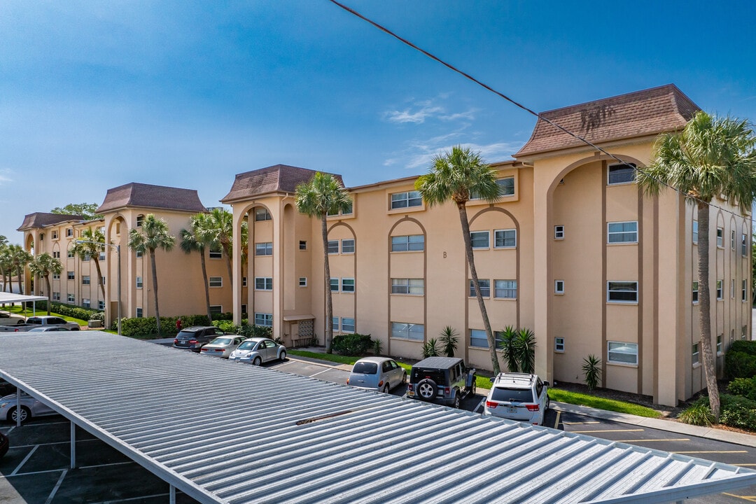 Bay West Condominiums in Largo, FL - Foto de edificio