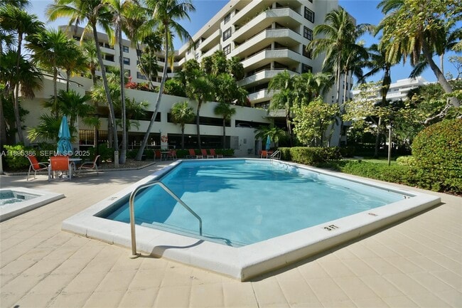 170 Ocean Ln Dr in Key Biscayne, FL - Foto de edificio - Building Photo