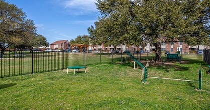 Brooksfield Apartments in San Antonio, TX - Foto de edificio - Building Photo