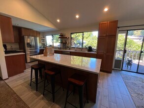 6673 NE Wellsly Pl in Bremerton, WA - Foto de edificio - Building Photo