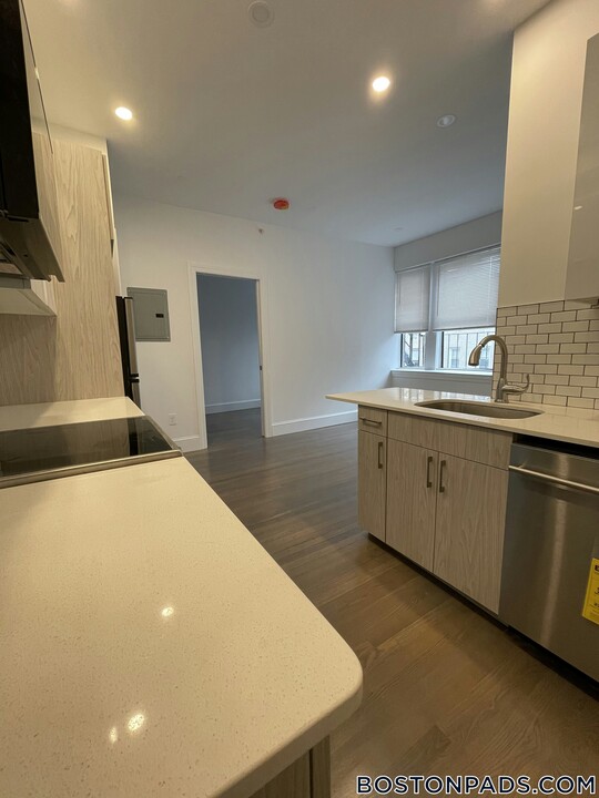 11 Queensberry St in Boston, MA - Building Photo