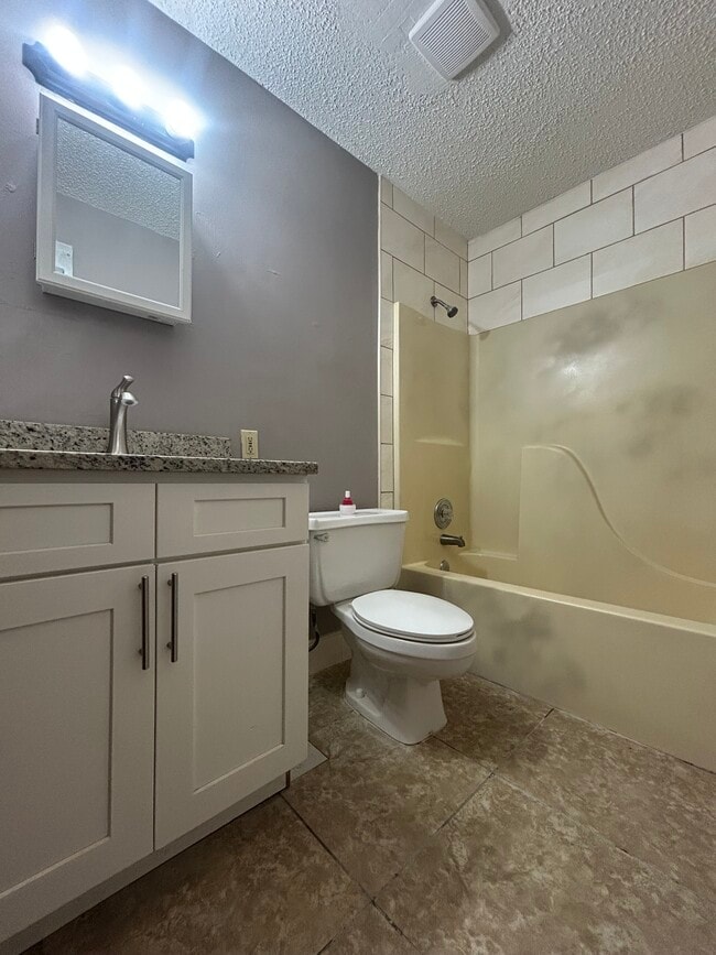 205 NW 15th St, Unit 203 in Belle Glade, FL - Foto de edificio - Building Photo