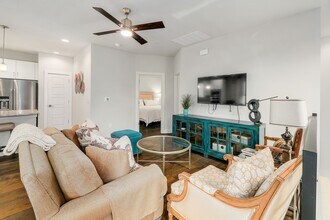 1205 Elm St in Austin, TX - Foto de edificio - Building Photo