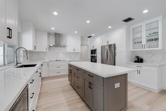 11401 SW 67th Ave in Miami, FL - Building Photo - Building Photo