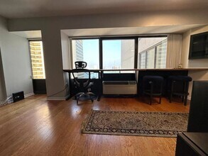 300 Riverfront Dr, Unit C in Detroit, MI - Building Photo - Building Photo