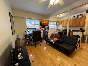 1559 Beacon St, Unit 2 in Brookline, MA - Foto de edificio - Building Photo