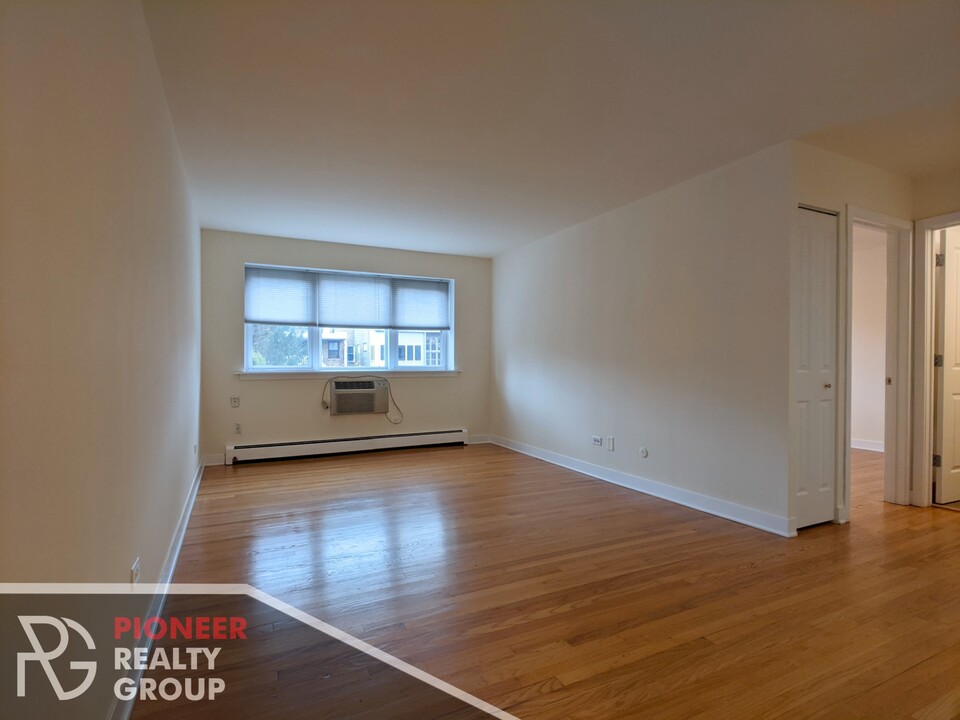 630 W Wrightwood Ave, Unit 420 in Chicago, IL - Building Photo