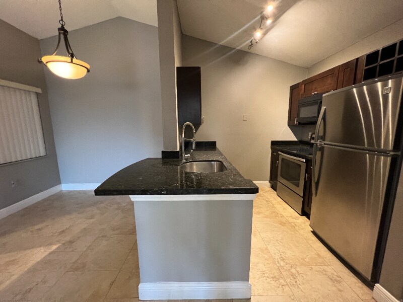 2820 N Oakland Forest Dr in Oakland Park, FL - Building Photo