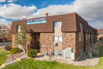Casper Village in Casper, WY - Foto de edificio - Building Photo