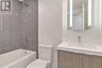 30 Inn On The Pk Dr in Toronto, ON - Building Photo - Building Photo