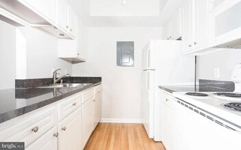 8205 Whispering Oaks Way in Gaithersburg, MD - Building Photo - Building Photo