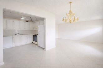 222 Somerset L, Unit L in West Palm Beach, FL - Building Photo - Building Photo
